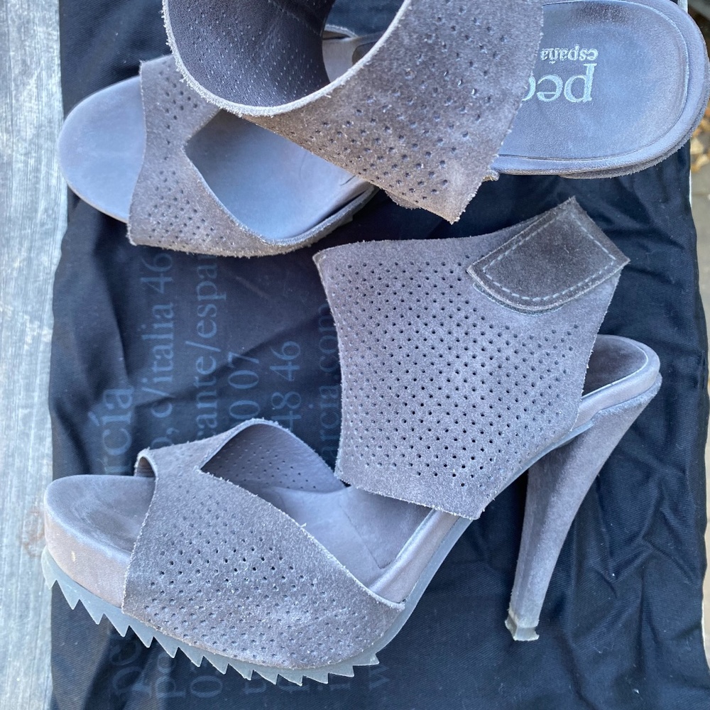Pedro García gray suede heels